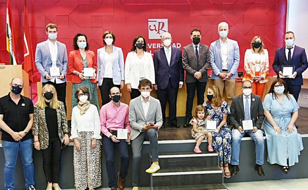 Los premiados, junto a las autoridades regionales, en el acto celebrado este viernes en el Aula Magna del edificio Quintiliano de la UR. 