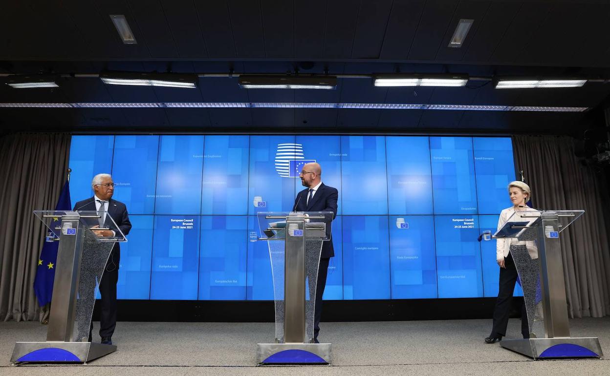 El primer ministro portugués, Antonio Costa; el presidente del Consejo de Europa, Charles Michel; y la presidenta de la Comisión, Ursula von der Leyen.