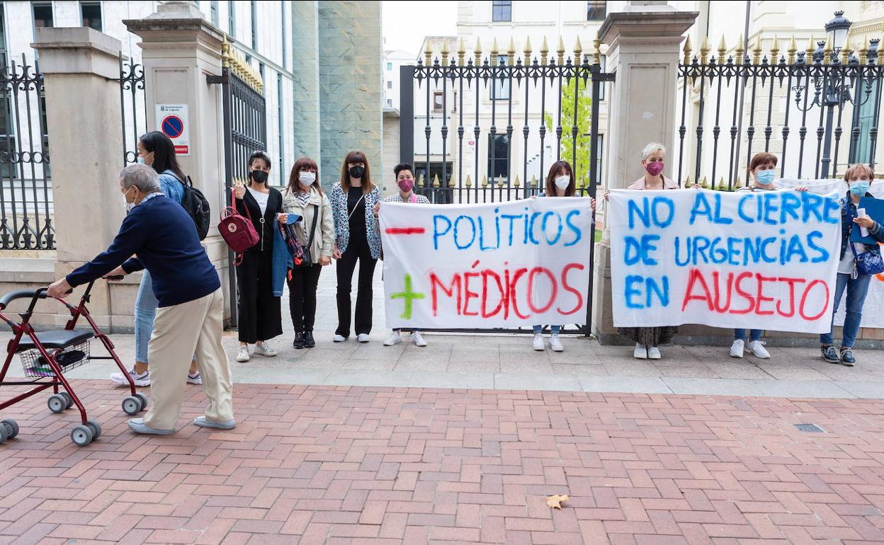 Vecinos de Ausejo en una concentración ante el Palacete. 