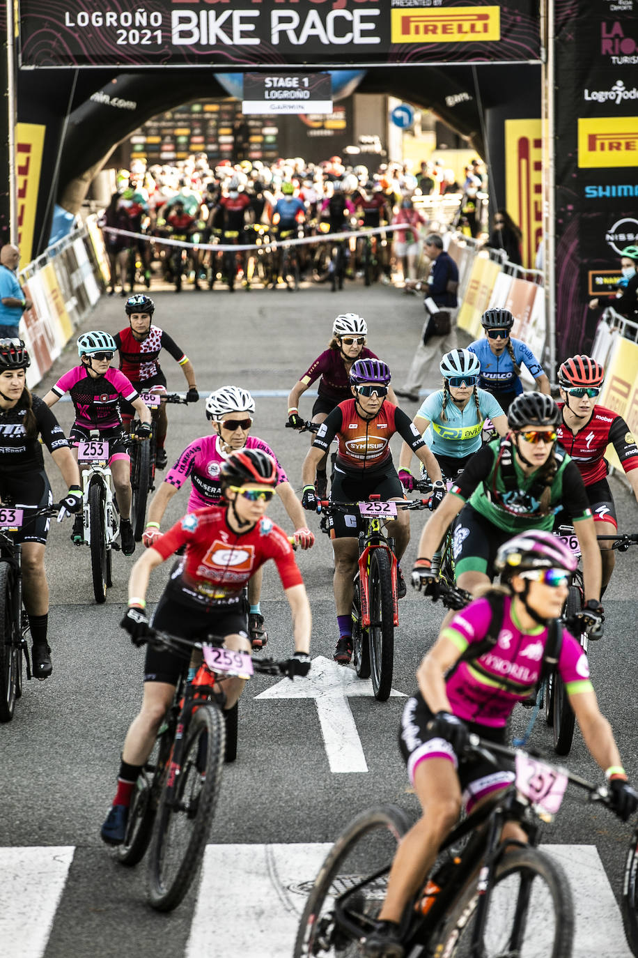 Fotos: Así ha sido la salida de la primera etapa de La Rioja Bike Race