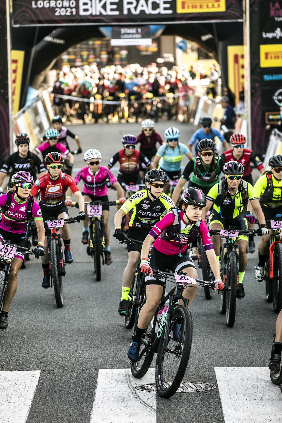 Fotos: Así ha sido la salida de la primera etapa de La Rioja Bike Race