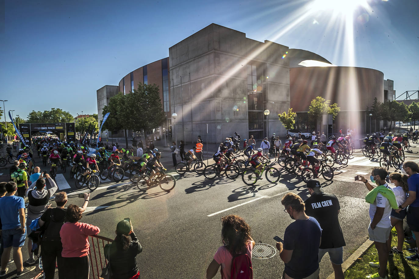 Fotos: Así ha sido la salida de la primera etapa de La Rioja Bike Race