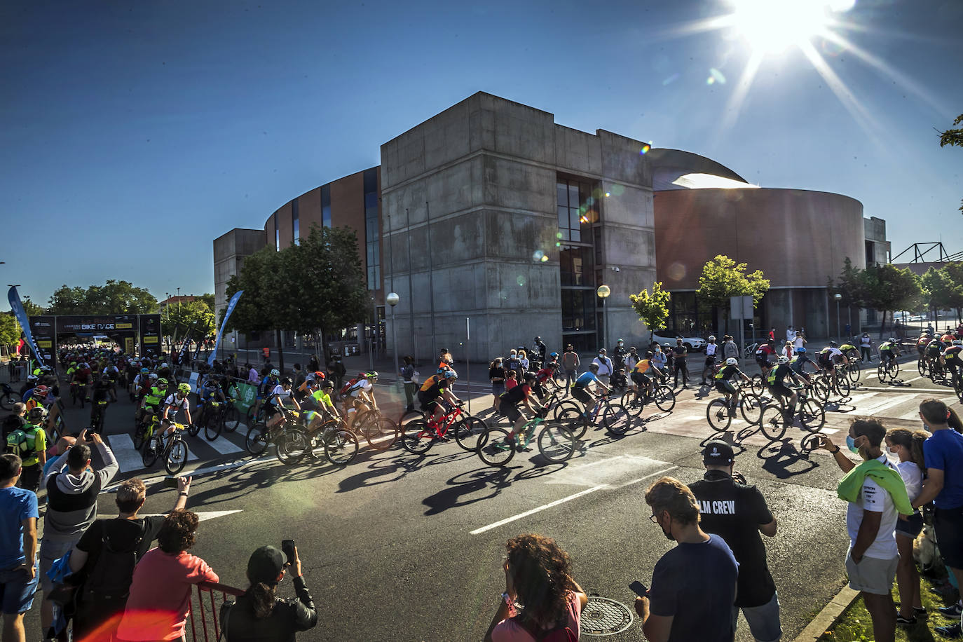 Fotos: Así ha sido la salida de la primera etapa de La Rioja Bike Race