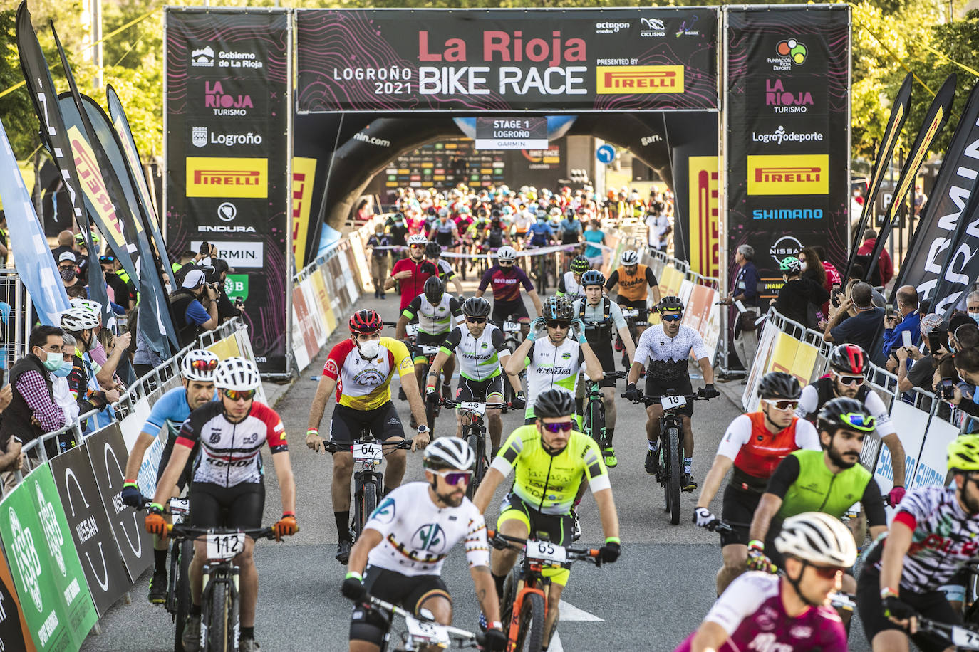 Fotos: Así ha sido la salida de la primera etapa de La Rioja Bike Race