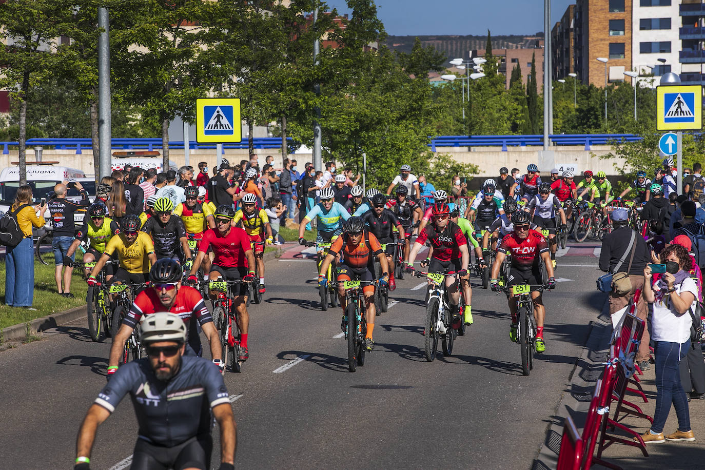 Fotos: Así ha sido la salida de la primera etapa de La Rioja Bike Race