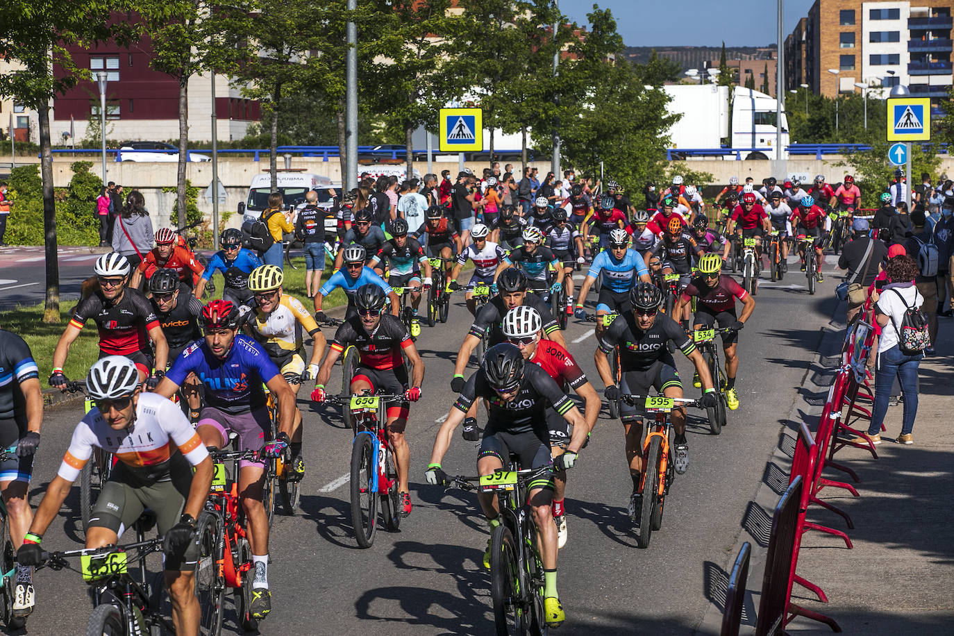 Fotos: Así ha sido la salida de la primera etapa de La Rioja Bike Race