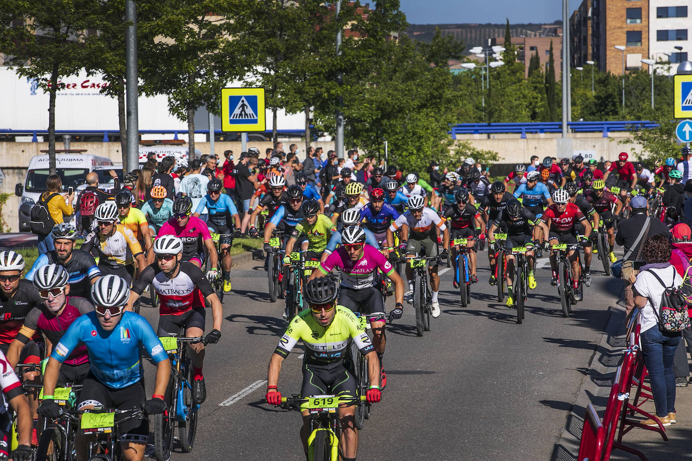 Fotos: Así ha sido la salida de la primera etapa de La Rioja Bike Race