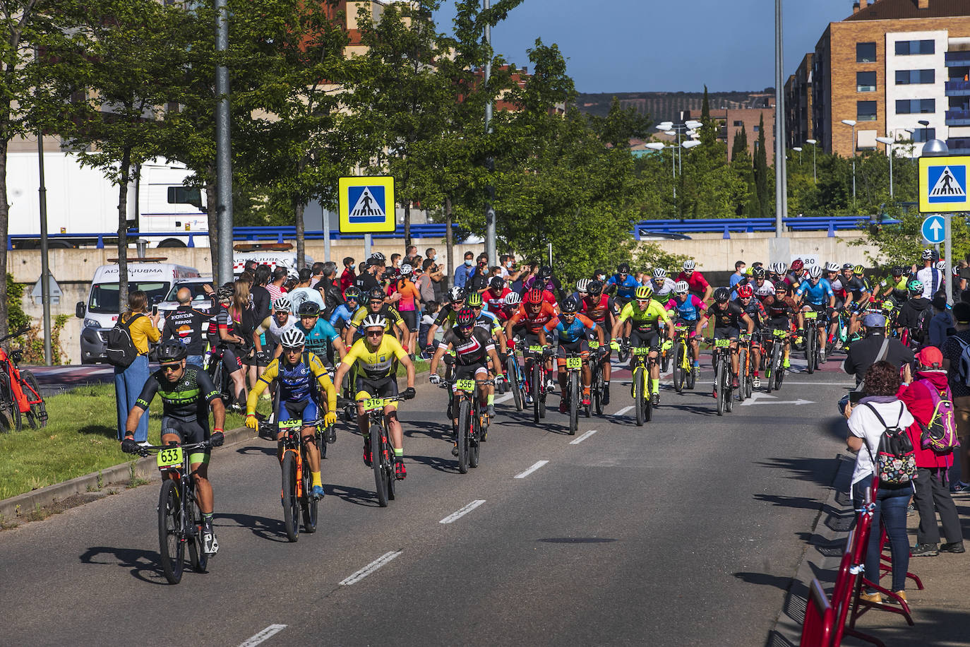 Fotos: Así ha sido la salida de la primera etapa de La Rioja Bike Race