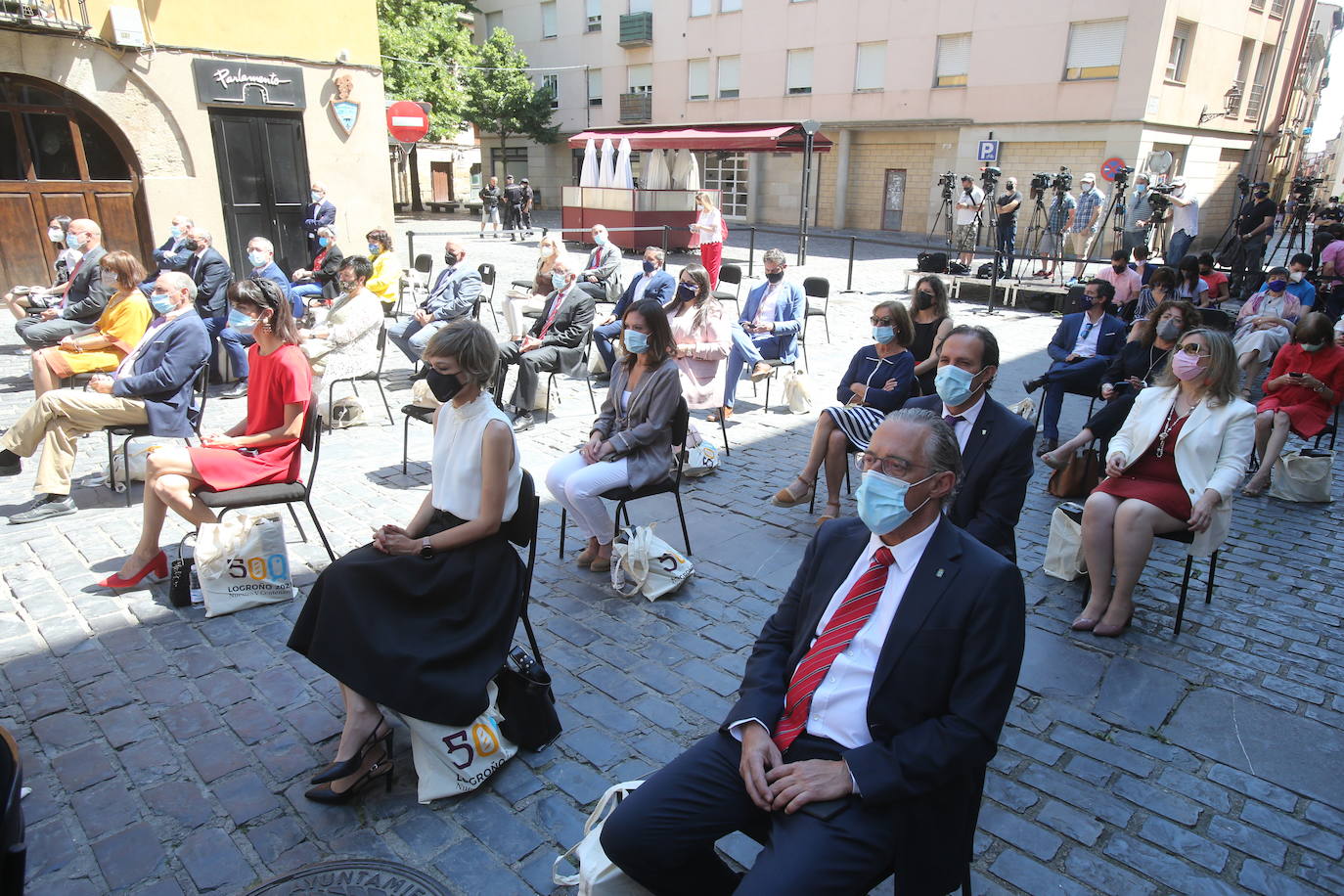 El Gobierno de La Rioja, junto al de Galicia, Aragón, Navarra y Castilla y León, unidos por el Camino de Santiago, convocados por los municipios del Camino, firman en Logroño una Declaración de Cooperación Interregional. 