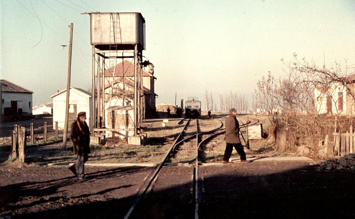 El 'Bobadilla', al fondo, en los últimos estertores del ferrocarril de vía estrecha que surcó La Rioja Alta, entre Haro y Ezcaray. 