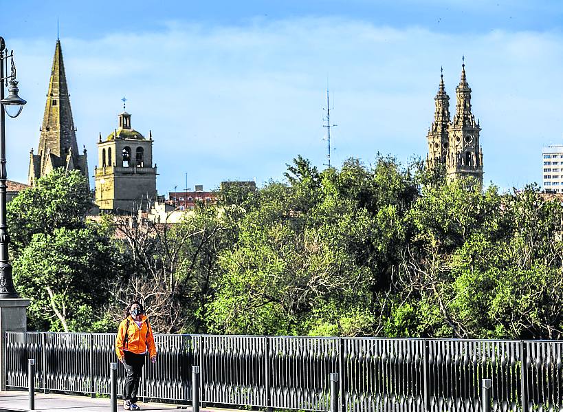 Primeros pasos. Concha Andreu llega al fielato del Puente de Piedra, para empezar la primera etapa.