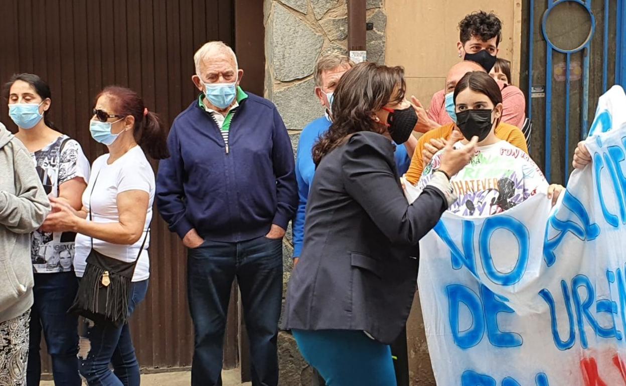 Andreu, el jueves, ante los manifestantes en Murillo. 