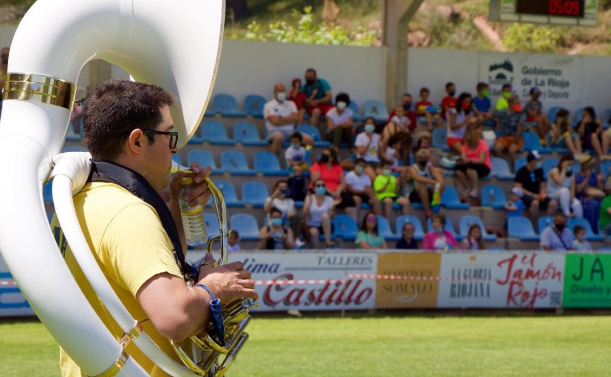 Rafa Tremps, uno de los fundadores de la entidad, toca una de las 'vueltas' con el sousafón delante de los najerinos que se acercaron ayer a La Salera. 