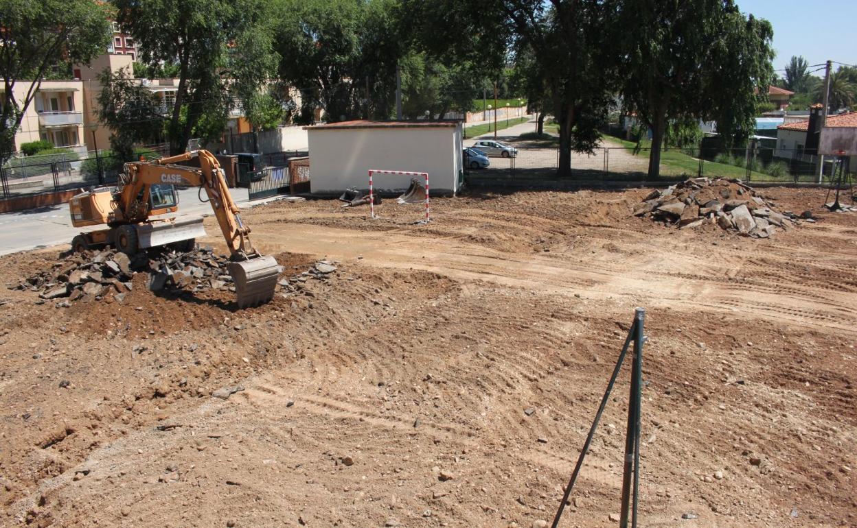 Máquinas y operarios ya han comenzado a demoler el antiguo pavimento de los patios del colegio. 