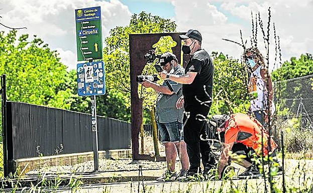 El equipo de TVR casi en pleno preparando la grabación de la llegada a Cirueña, en la segunda etapa.