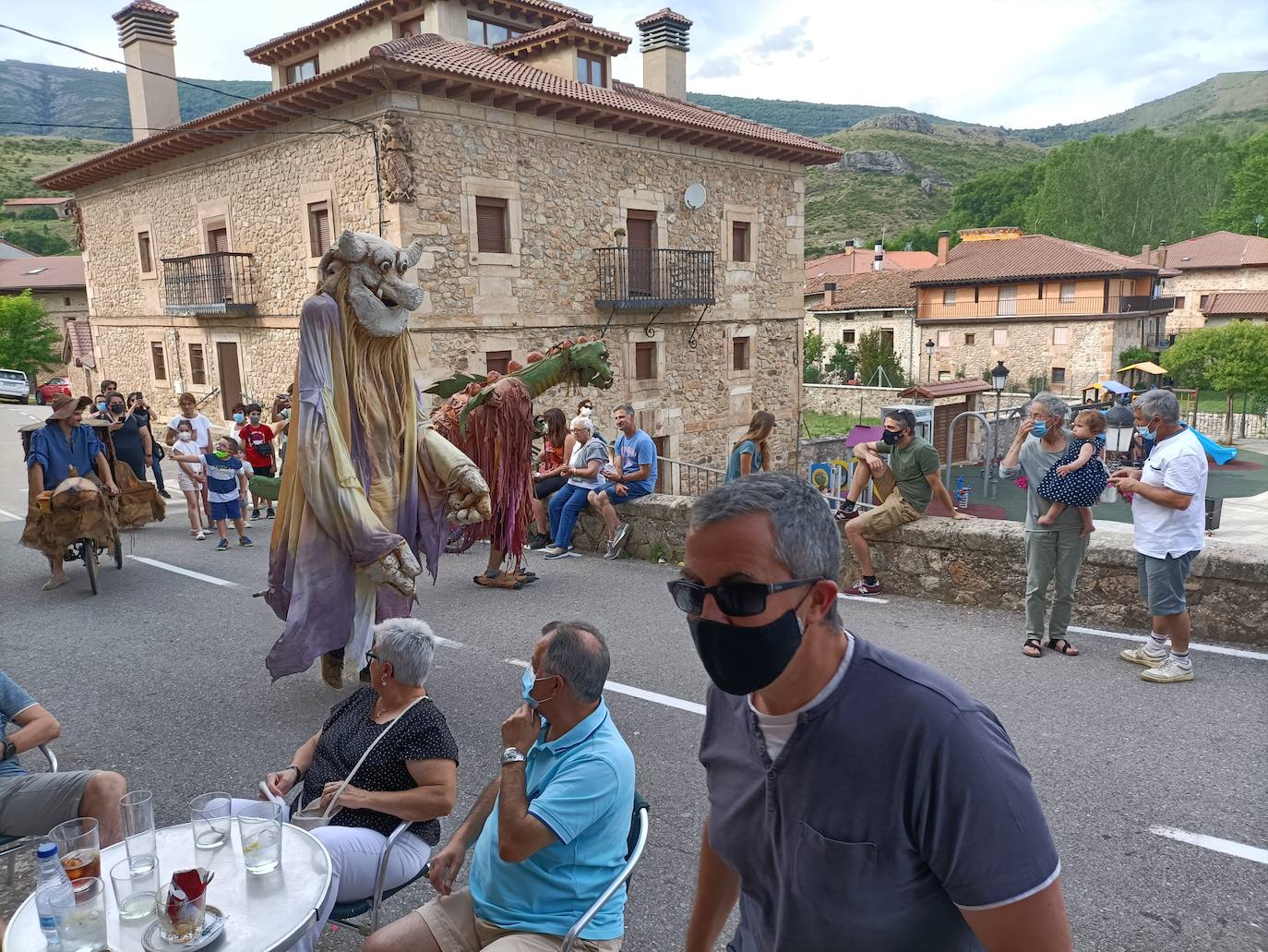 Fotos: Danza, teatro, magia y pasacalles en Canales