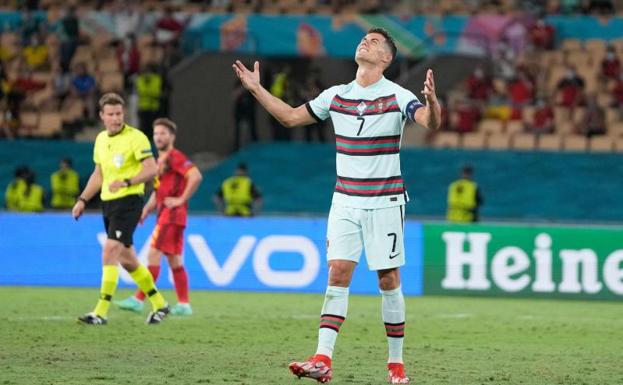 Cristiano Ronaldo se lamenta tras perder ante Bélgica en los octavos de final