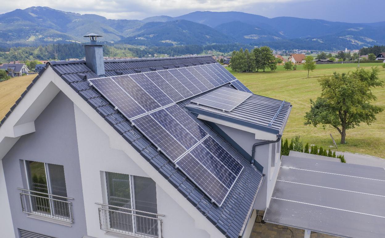 Casa con paneles solares para autoconsumo.