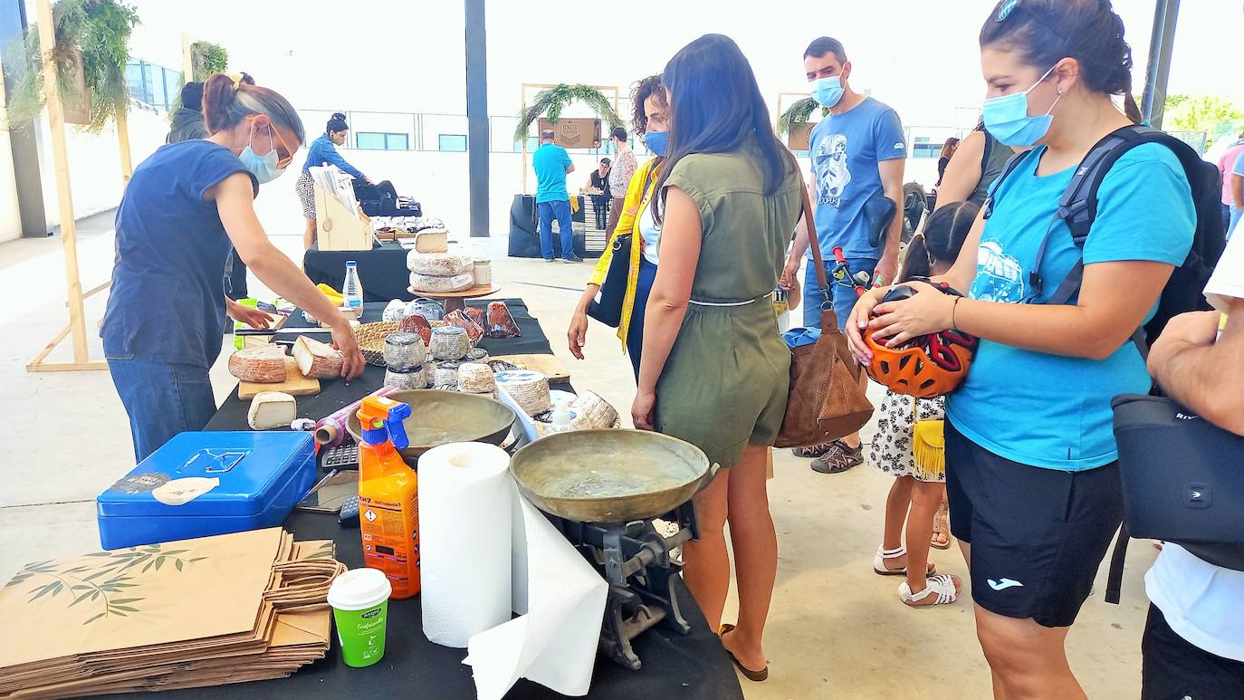 Una veintena de expositores participaron el domingo en el I Mercado Artesano de San Juan, que organizó el Ayuntamiento de Villamediana de Iregua en el patio del CEIP Gonzalo de Berceo.