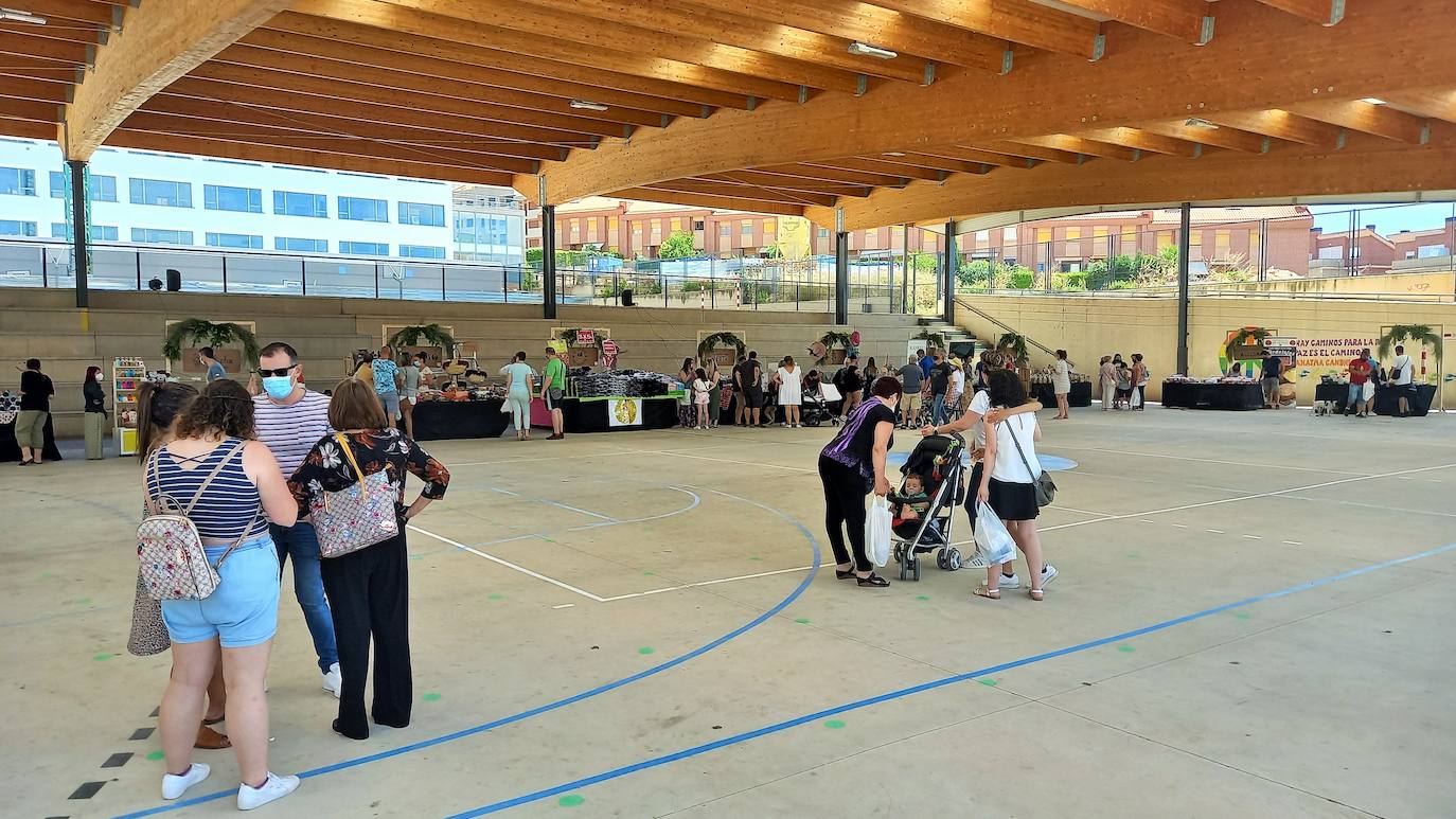 Una veintena de expositores participaron el domingo en el I Mercado Artesano de San Juan, que organizó el Ayuntamiento de Villamediana de Iregua en el patio del CEIP Gonzalo de Berceo.