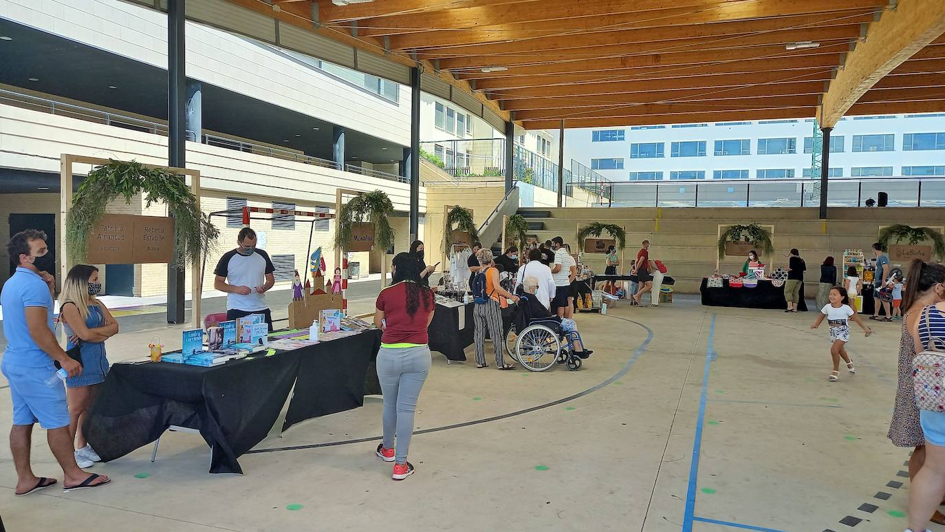 Una veintena de expositores participaron el domingo en el I Mercado Artesano de San Juan, que organizó el Ayuntamiento de Villamediana de Iregua en el patio del CEIP Gonzalo de Berceo.