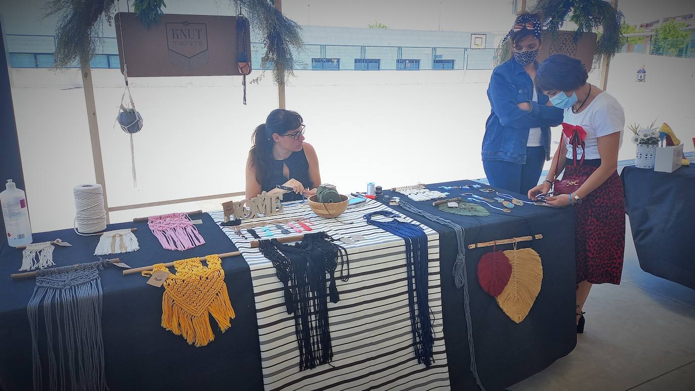 Una veintena de expositores participaron el domingo en el I Mercado Artesano de San Juan, que organizó el Ayuntamiento de Villamediana de Iregua en el patio del CEIP Gonzalo de Berceo.