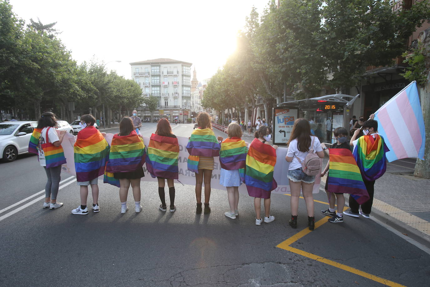 Este lunes se ponía punto y final a una semana de actividades coordinadas por Marea Arcoíris, en Logroño, y por distintos colectivos, en el resto de La Rioja. El acto más multitudinario tuvo lugar en El Espolón, donde más de un millar de personas se reunieron bajo el lema 'Lucha por tu orgullo, ni un paso atrás'. 