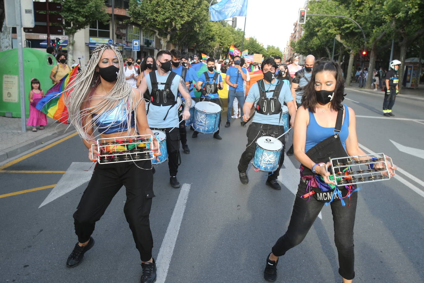 Este lunes se ponía punto y final a una semana de actividades coordinadas por Marea Arcoíris, en Logroño, y por distintos colectivos, en el resto de La Rioja. El acto más multitudinario tuvo lugar en El Espolón, donde más de un millar de personas se reunieron bajo el lema 'Lucha por tu orgullo, ni un paso atrás'. 