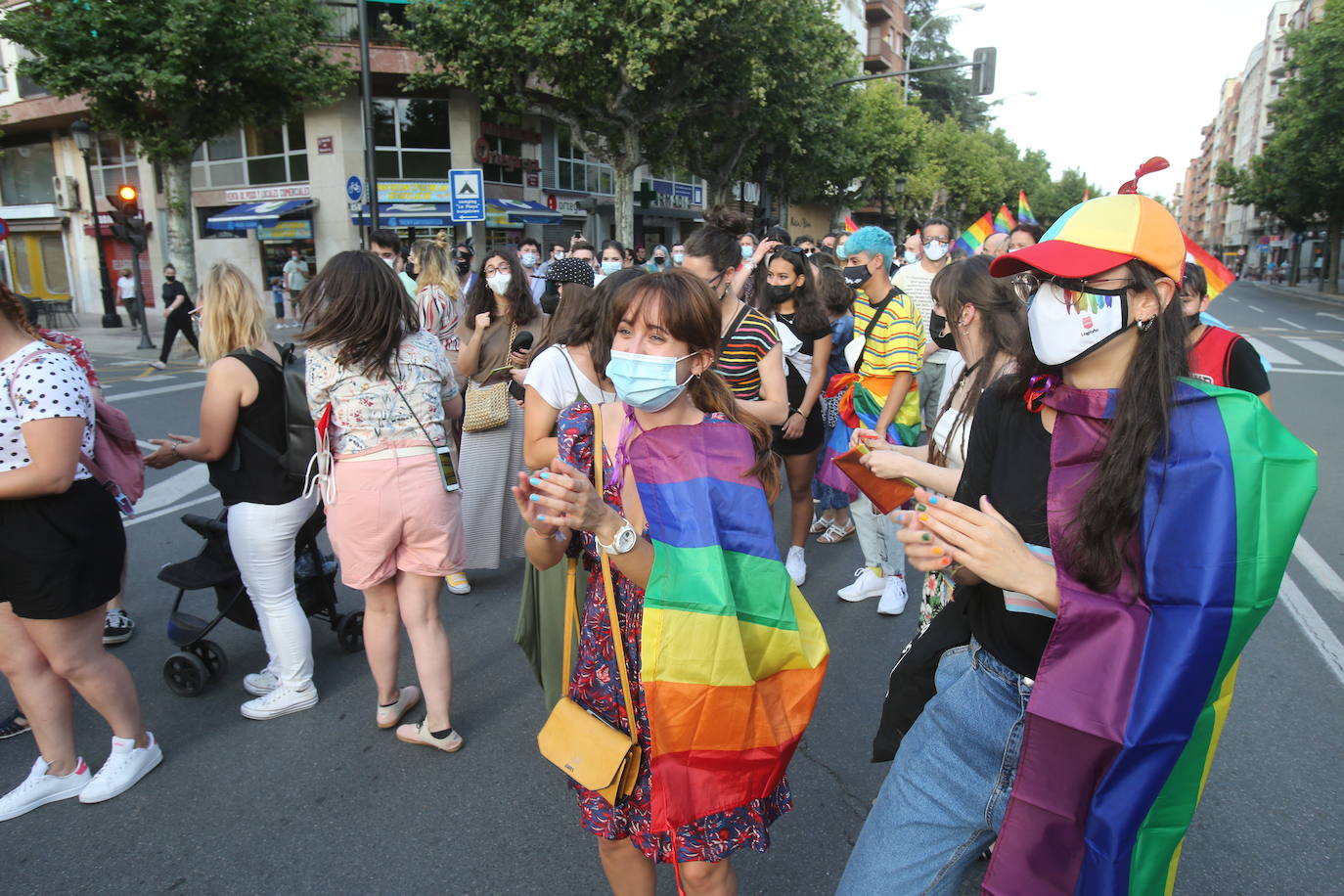 Este lunes se ponía punto y final a una semana de actividades coordinadas por Marea Arcoíris, en Logroño, y por distintos colectivos, en el resto de La Rioja. El acto más multitudinario tuvo lugar en El Espolón, donde más de un millar de personas se reunieron bajo el lema 'Lucha por tu orgullo, ni un paso atrás'. 