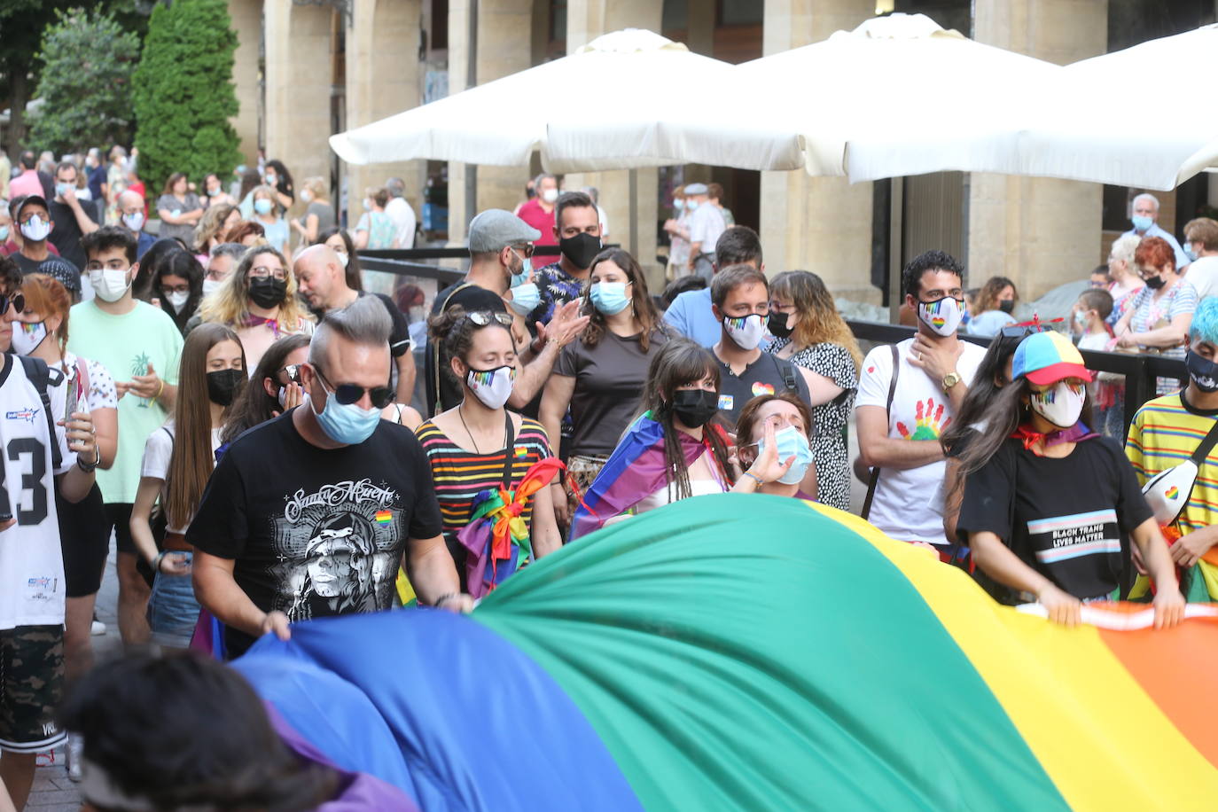 Este lunes se ponía punto y final a una semana de actividades coordinadas por Marea Arcoíris, en Logroño, y por distintos colectivos, en el resto de La Rioja. El acto más multitudinario tuvo lugar en El Espolón, donde más de un millar de personas se reunieron bajo el lema 'Lucha por tu orgullo, ni un paso atrás'. 