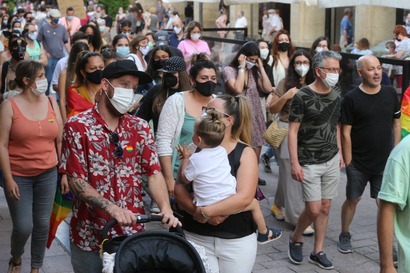 Este lunes se ponía punto y final a una semana de actividades coordinadas por Marea Arcoíris, en Logroño, y por distintos colectivos, en el resto de La Rioja. El acto más multitudinario tuvo lugar en El Espolón, donde más de un millar de personas se reunieron bajo el lema 'Lucha por tu orgullo, ni un paso atrás'. 