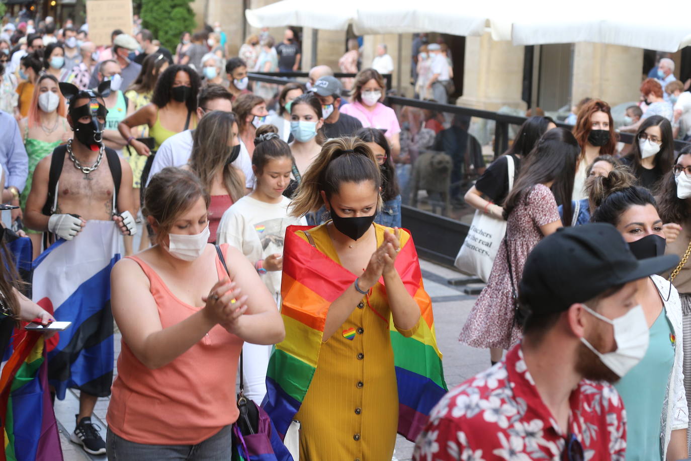 Este lunes se ponía punto y final a una semana de actividades coordinadas por Marea Arcoíris, en Logroño, y por distintos colectivos, en el resto de La Rioja. El acto más multitudinario tuvo lugar en El Espolón, donde más de un millar de personas se reunieron bajo el lema 'Lucha por tu orgullo, ni un paso atrás'. 