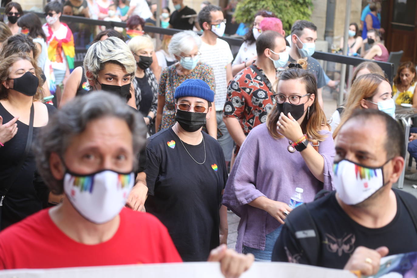 Este lunes se ponía punto y final a una semana de actividades coordinadas por Marea Arcoíris, en Logroño, y por distintos colectivos, en el resto de La Rioja. El acto más multitudinario tuvo lugar en El Espolón, donde más de un millar de personas se reunieron bajo el lema 'Lucha por tu orgullo, ni un paso atrás'. 