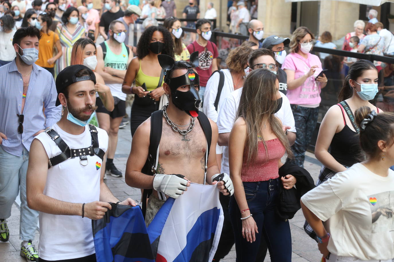 Este lunes se ponía punto y final a una semana de actividades coordinadas por Marea Arcoíris, en Logroño, y por distintos colectivos, en el resto de La Rioja. El acto más multitudinario tuvo lugar en El Espolón, donde más de un millar de personas se reunieron bajo el lema 'Lucha por tu orgullo, ni un paso atrás'. 