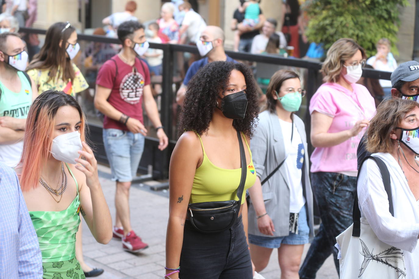 Este lunes se ponía punto y final a una semana de actividades coordinadas por Marea Arcoíris, en Logroño, y por distintos colectivos, en el resto de La Rioja. El acto más multitudinario tuvo lugar en El Espolón, donde más de un millar de personas se reunieron bajo el lema 'Lucha por tu orgullo, ni un paso atrás'. 