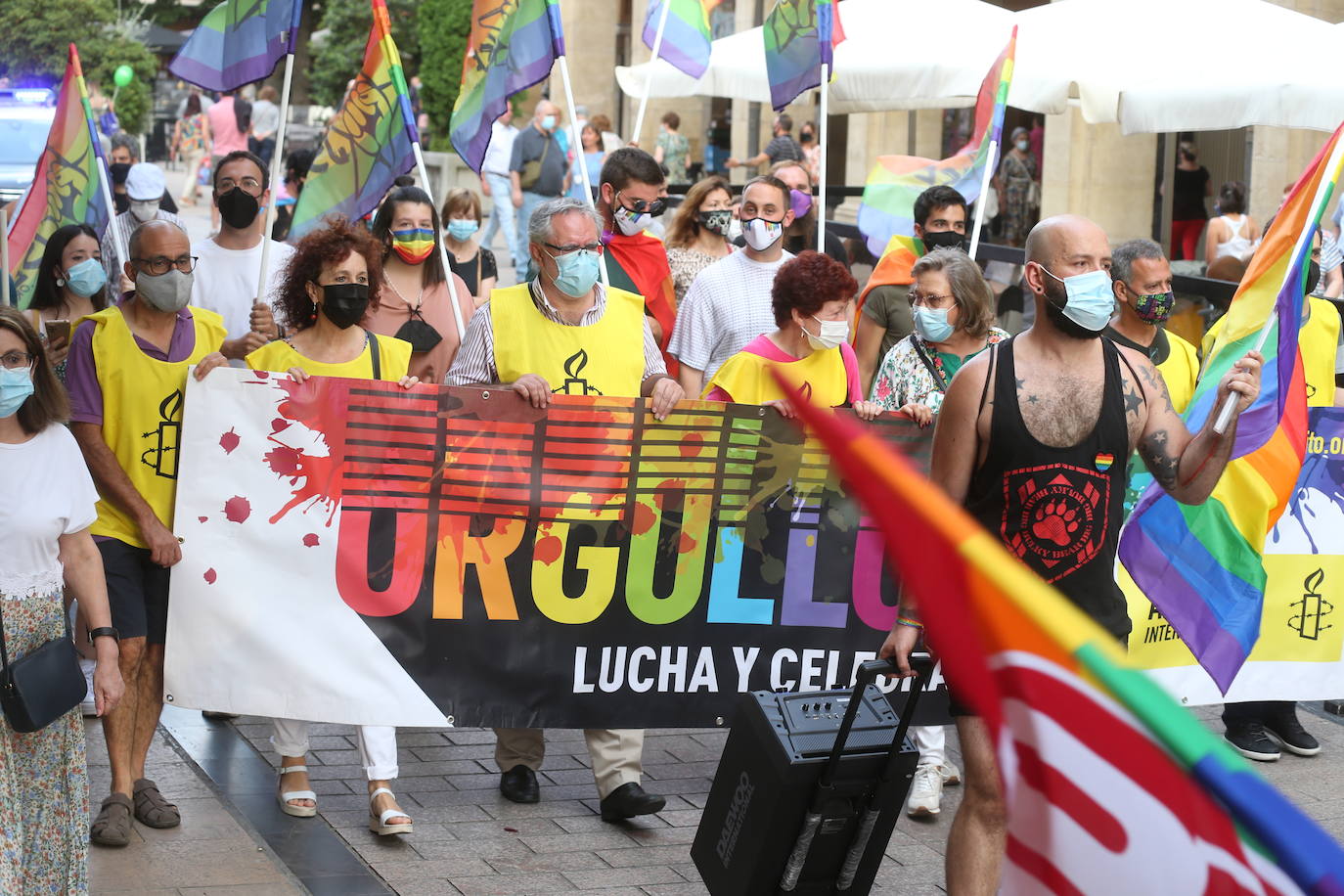 Este lunes se ponía punto y final a una semana de actividades coordinadas por Marea Arcoíris, en Logroño, y por distintos colectivos, en el resto de La Rioja. El acto más multitudinario tuvo lugar en El Espolón, donde más de un millar de personas se reunieron bajo el lema 'Lucha por tu orgullo, ni un paso atrás'. 