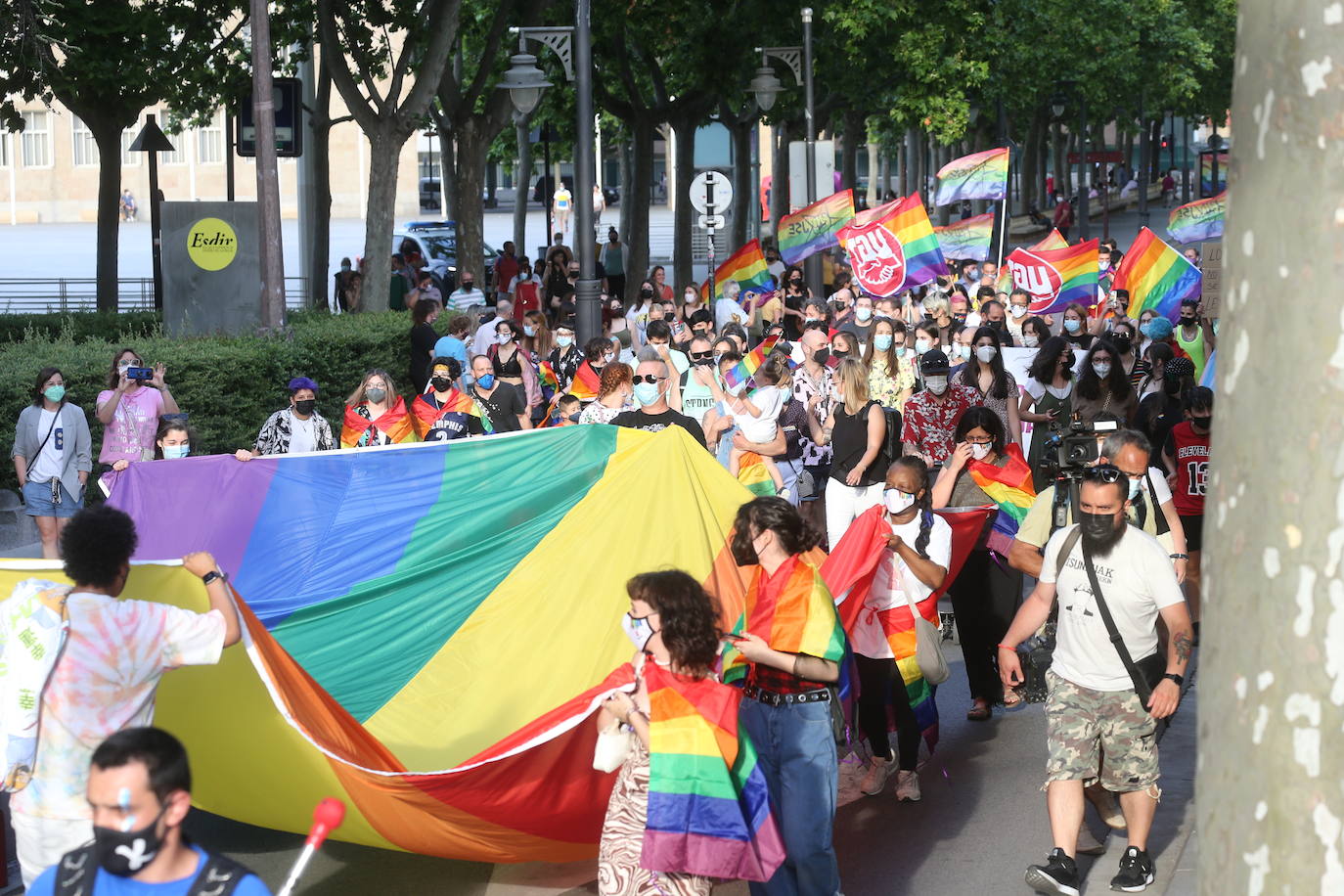 Este lunes se ponía punto y final a una semana de actividades coordinadas por Marea Arcoíris, en Logroño, y por distintos colectivos, en el resto de La Rioja. El acto más multitudinario tuvo lugar en El Espolón, donde más de un millar de personas se reunieron bajo el lema 'Lucha por tu orgullo, ni un paso atrás'. 