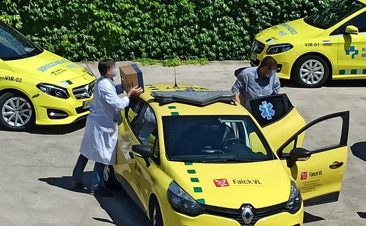 Varios de los vehículos alquilados, ayer en el entorno del Hospital San Pedro. 