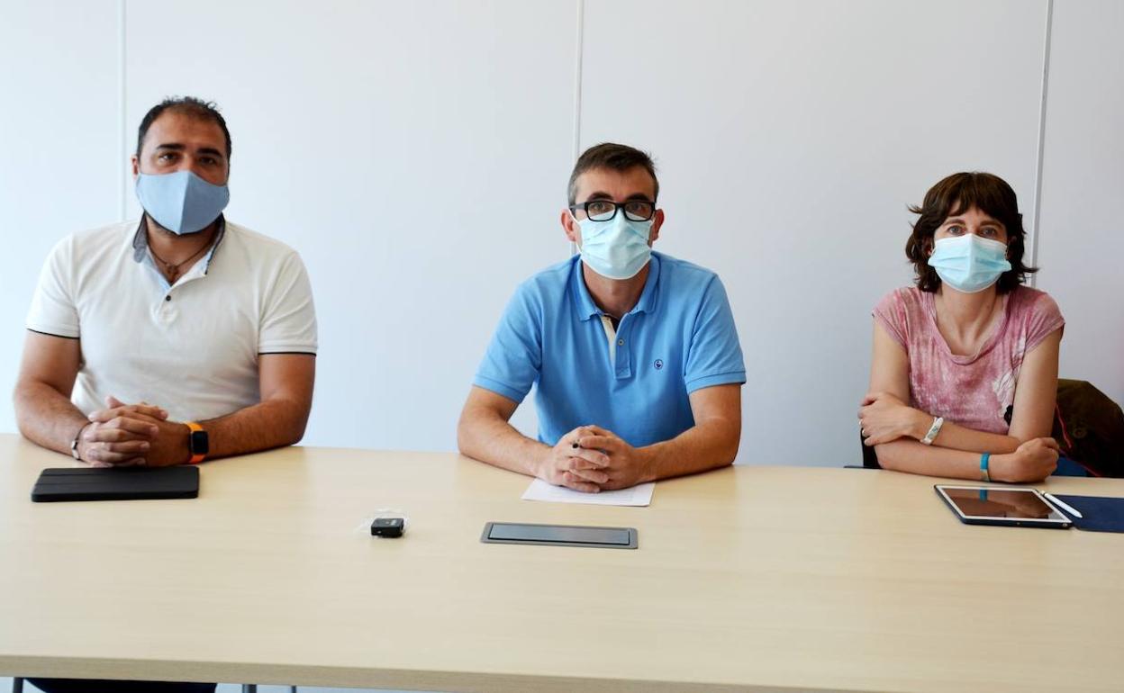 Luis Bella, Rubén Jiménez y Cristina Moreno, de Cs, en la rueda de prensa. 