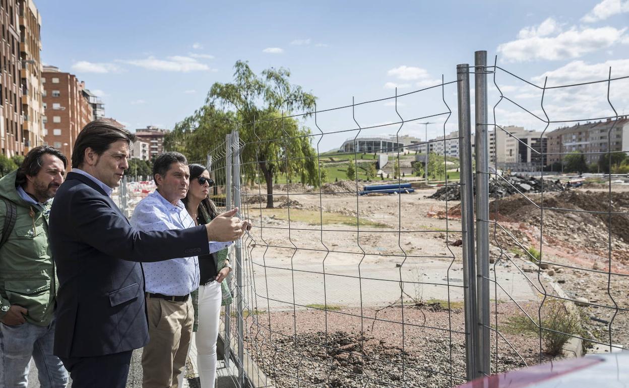 «El Ayuntamiento está engañando a los vecinos respecto al nudo de Vara de Rey», denuncia el PP