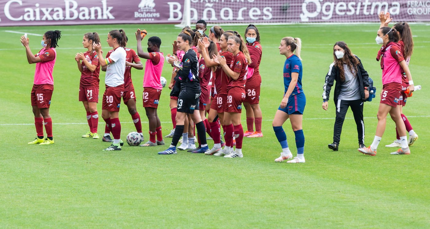 Las jugadoras del EDF Logroño, ahora DUX Logroño, aplauden a la afición en el último partido dentro de la Primera Iberdrola en Las Gaunas. 