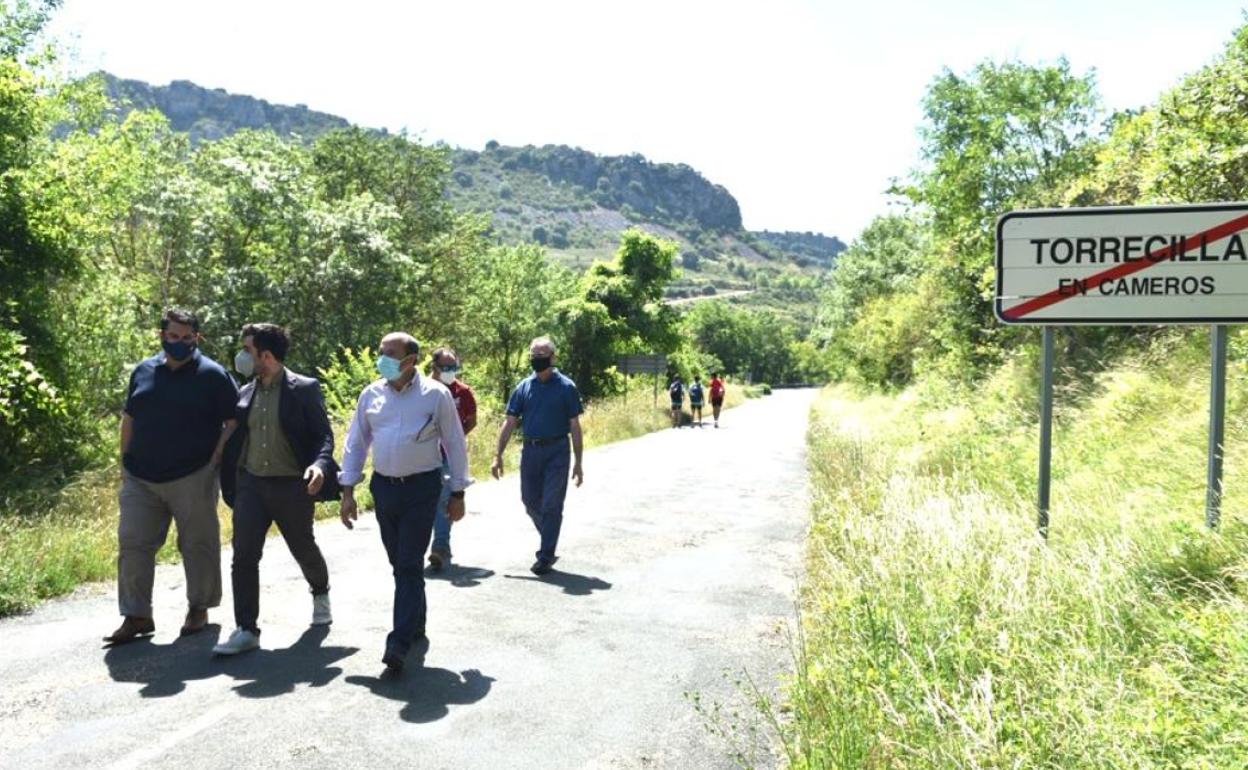 Representantes políticos recorren la carretera acondicionada para uso recreativo. 