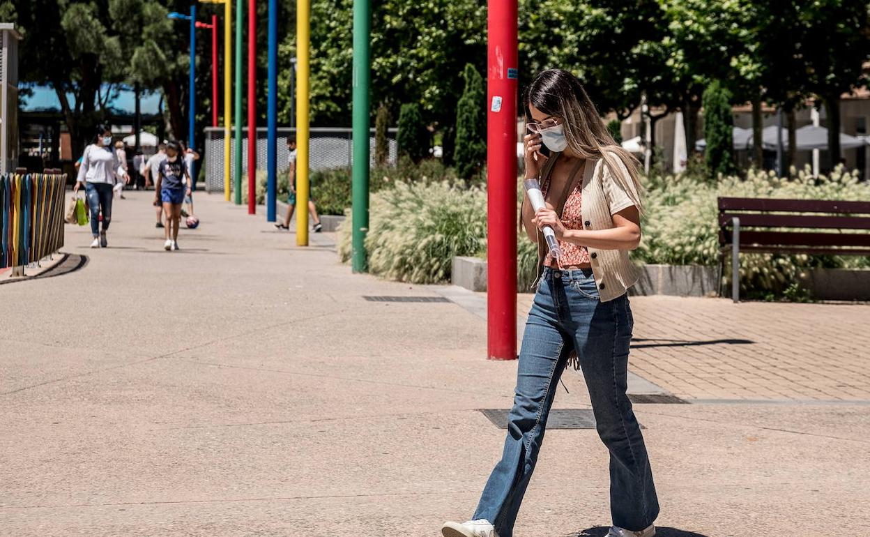 Una joven pasea por Logroño. 