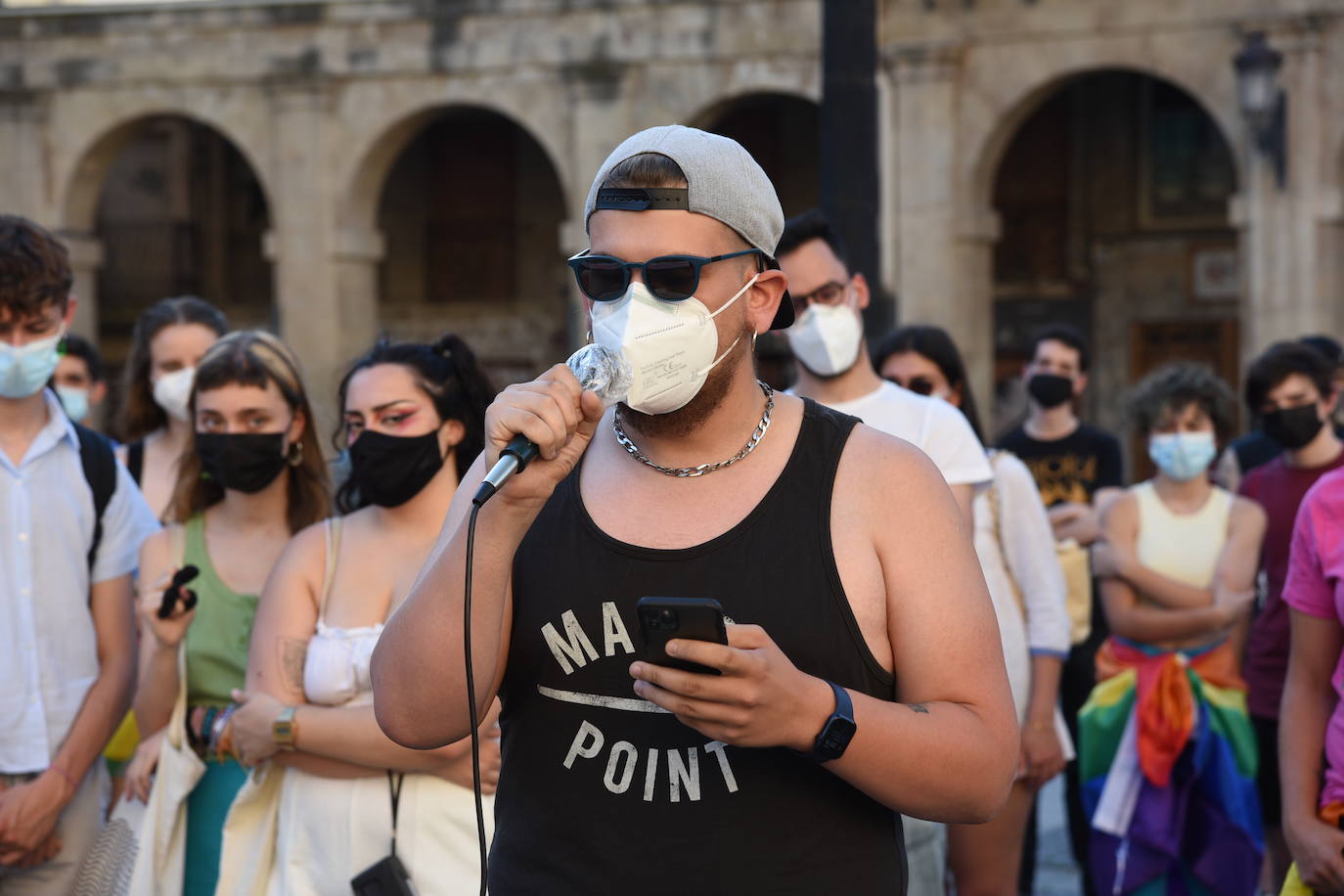 La concentración fue un homenaje al joven y una muestra de rechazo al «odio a las personas LGTBI» y contra cualquier fobia