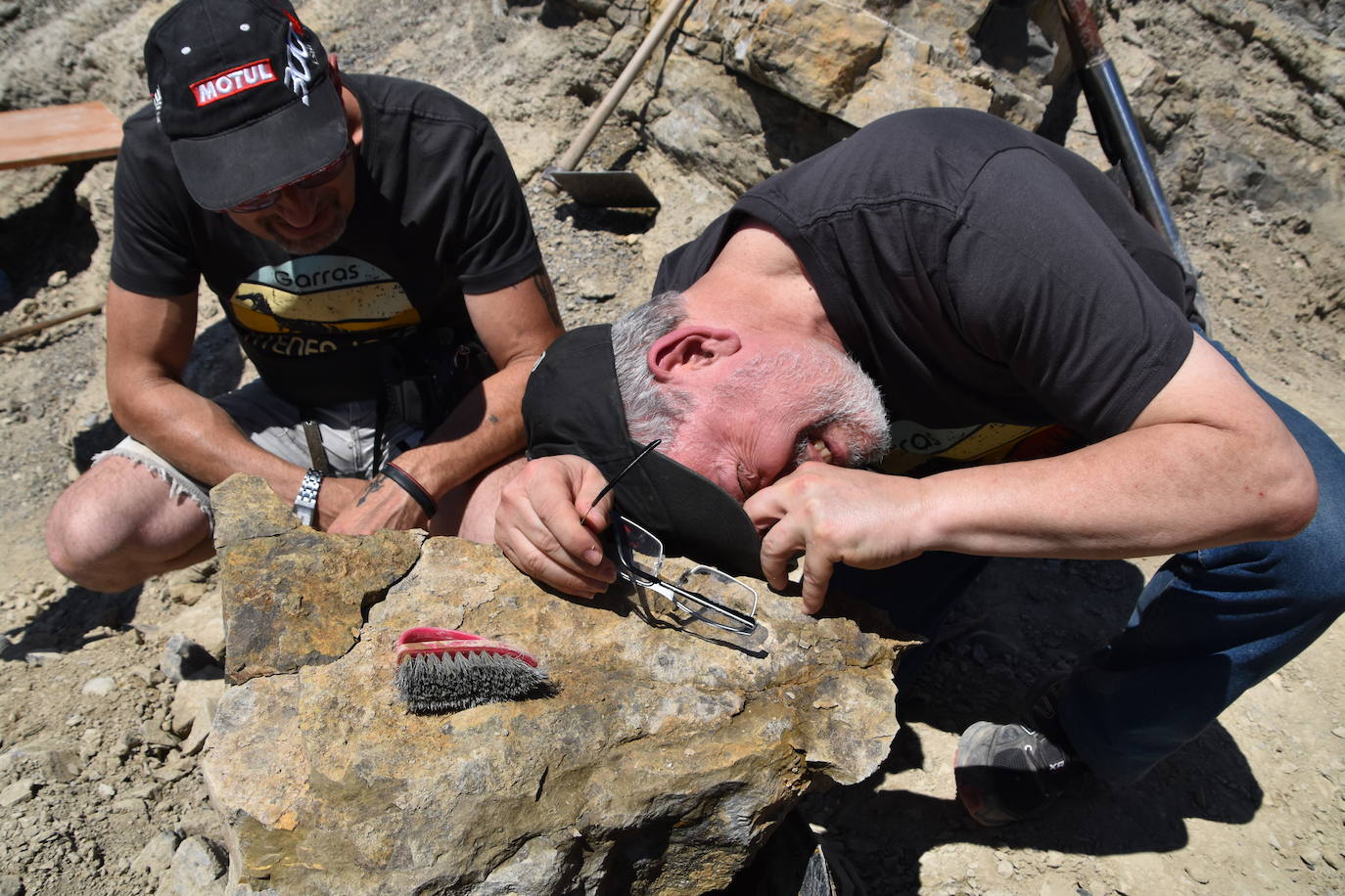 Los responsables del Museo de Dinosaurios de Salas de los Infantes visitaron ayer el yacimiento y el Centro de Interpretación Paleontológica de La Rioja de Igea