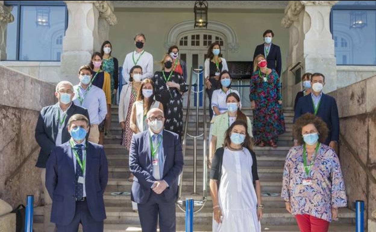 Foto de familia del 'II Encuentro sobre destinos turísticos inteligentes', ayer, en el Palacio de La Magdalena. 