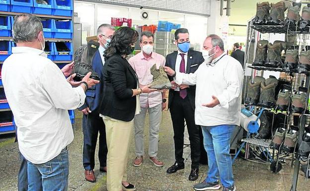 La presidenta riojana conoció la fabricación de Calzados Fal. 