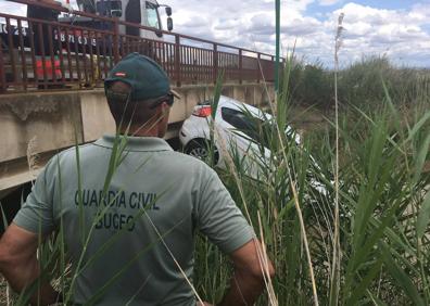 Imagen secundaria 1 - El cuerpo de Román Galarreta aparece en el canal de Lodosa