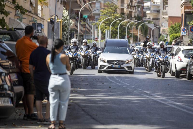 El cortejo fúnebre ha partido desde su casa y antes de llegar al Ayuntamiento, ha recorrido lugares emblemáticos ligados a la vida profesional de la cantante.