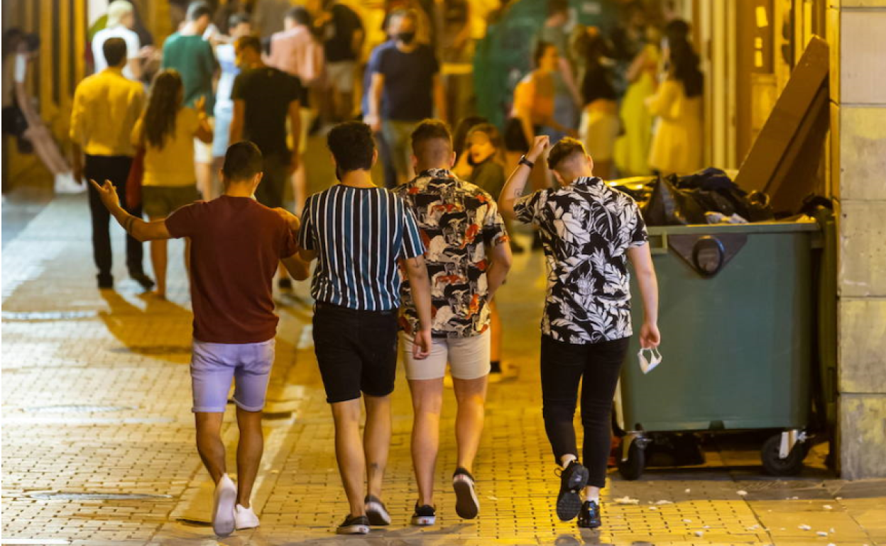 Un grupo de jóvenes, en una calle de bares de Logroño. 